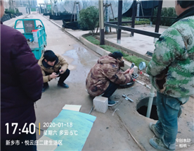 抓住梧桐湾园建工人回家过年间隙对悦云庄给水管道进行压力验收